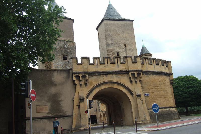 3-6-01 Metz.JPG - Nach 21 Kilometer Fußmarsch nur über Straßen Ankunft in Metz am "Porte des allemands"